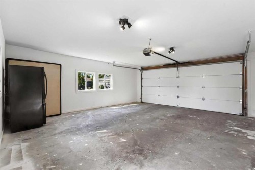 227 Parkside Way Se, Calgary, AB - Indoor Photo Showing Garage
