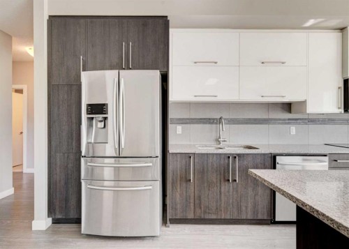 205-93 34 Avenue Sw, Calgary, AB - Indoor Photo Showing Kitchen With Upgraded Kitchen