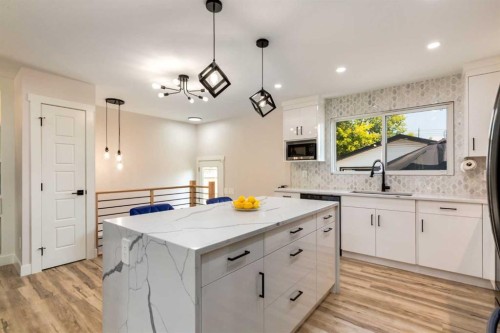 392 Cantrell Drive Sw, Calgary, AB - Indoor Photo Showing Kitchen