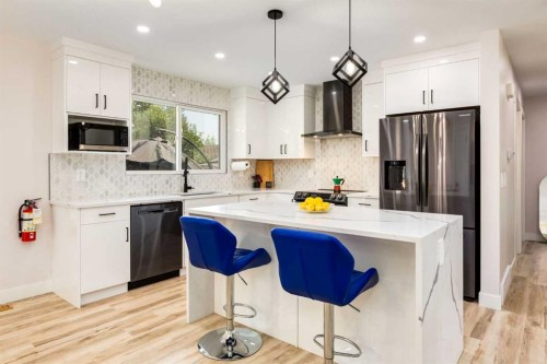 392 Cantrell Drive Sw, Calgary, AB - Indoor Photo Showing Kitchen With Upgraded Kitchen