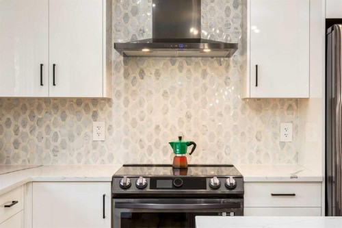 392 Cantrell Drive Sw, Calgary, AB - Indoor Photo Showing Kitchen