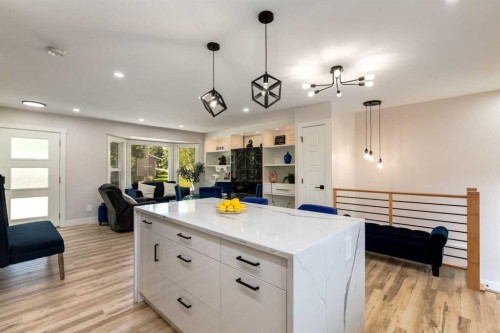 392 Cantrell Drive Sw, Calgary, AB - Indoor Photo Showing Kitchen
