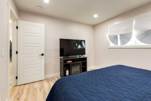 392 Cantrell Drive Sw, Calgary, AB - Indoor Photo Showing Bedroom