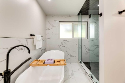 392 Cantrell Drive Sw, Calgary, AB - Indoor Photo Showing Bathroom