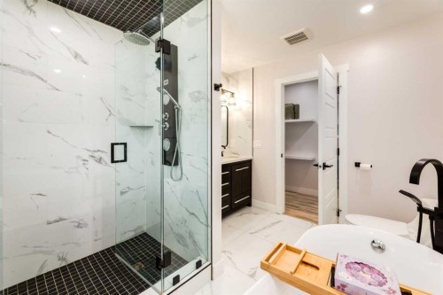 392 Cantrell Drive Sw, Calgary, AB - Indoor Photo Showing Bathroom