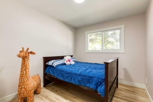 392 Cantrell Drive Sw, Calgary, AB - Indoor Photo Showing Bedroom