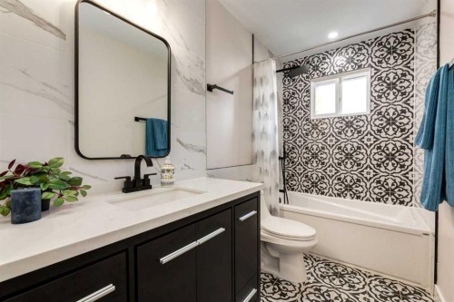392 Cantrell Drive Sw, Calgary, AB - Indoor Photo Showing Bathroom