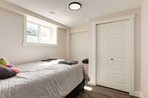 392 Cantrell Drive Sw, Calgary, AB - Indoor Photo Showing Bedroom