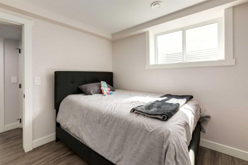 392 Cantrell Drive Sw, Calgary, AB - Indoor Photo Showing Bedroom
