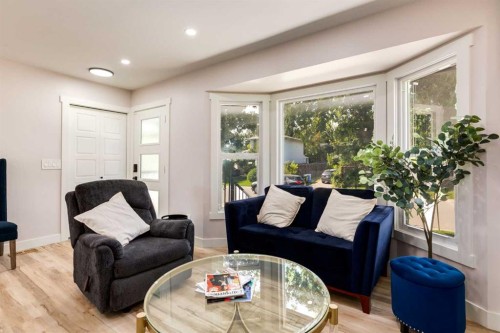 392 Cantrell Drive Sw, Calgary, AB - Indoor Photo Showing Living Room