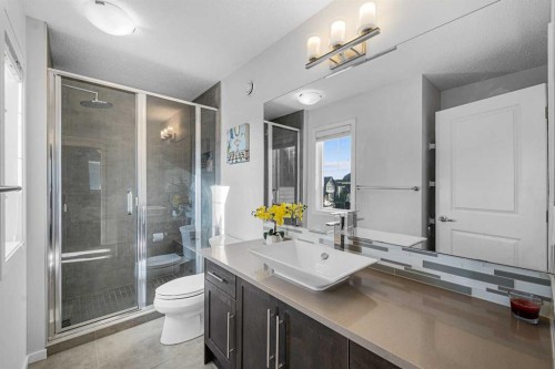220 Walgrove Heath Se, Calgary, AB - Indoor Photo Showing Bathroom