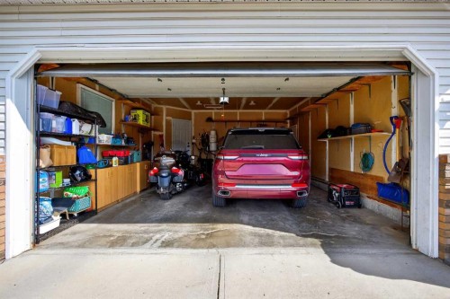 131 Cambria Road, Strathmore, AB - Indoor Photo Showing Garage