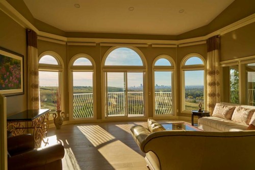 57 Edelweiss Point Nw, Calgary, AB - Indoor Photo Showing Living Room