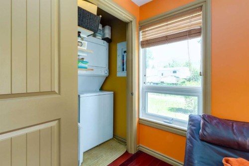 235 5 Street, Drumheller, AB - Indoor Photo Showing Laundry Room