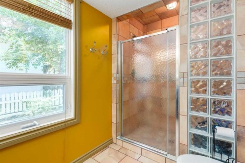 235 5 Street, Drumheller, AB - Indoor Photo Showing Bathroom