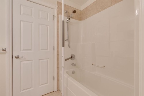 304-10 Hemlock Crescent Sw, Calgary, AB - Indoor Photo Showing Bathroom