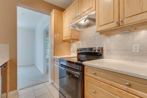 304-10 Hemlock Crescent Sw, Calgary, AB - Indoor Photo Showing Kitchen