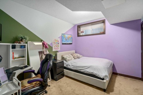 26 Mahogany Green Se, Calgary, AB - Indoor Photo Showing Bedroom
