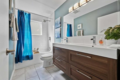 708 101 Avenue Sw, Calgary, AB - Indoor Photo Showing Bathroom