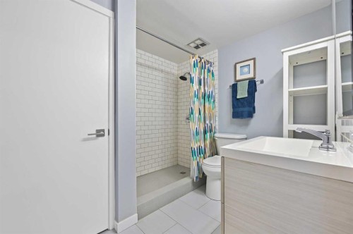 708 101 Avenue Sw, Calgary, AB - Indoor Photo Showing Bathroom
