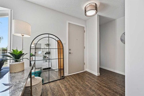 708 101 Avenue Sw, Calgary, AB - Indoor Photo Showing Other Room