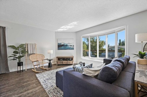 708 101 Avenue Sw, Calgary, AB - Indoor Photo Showing Living Room