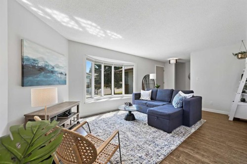 708 101 Avenue Sw, Calgary, AB - Indoor Photo Showing Living Room