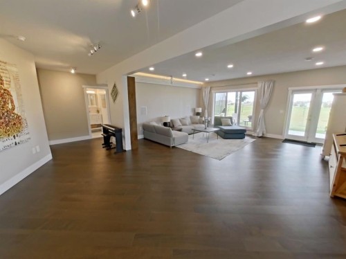 702 Fairways Drive, Vulcan, AB - Indoor Photo Showing Living Room