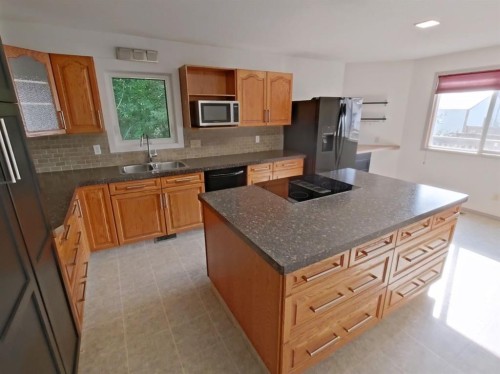409 1 Street North, Vulcan, AB - Indoor Photo Showing Kitchen With Double Sink