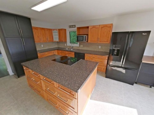 409 1 Street North, Vulcan, AB - Indoor Photo Showing Kitchen With Double Sink