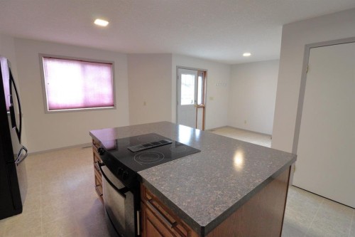 409 1 Street North, Vulcan, AB - Indoor Photo Showing Kitchen