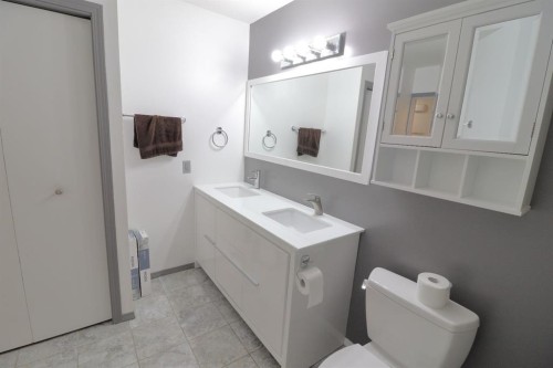 409 1 Street North, Vulcan, AB - Indoor Photo Showing Bathroom