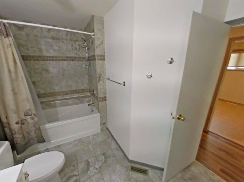409 1 Street North, Vulcan, AB - Indoor Photo Showing Bathroom