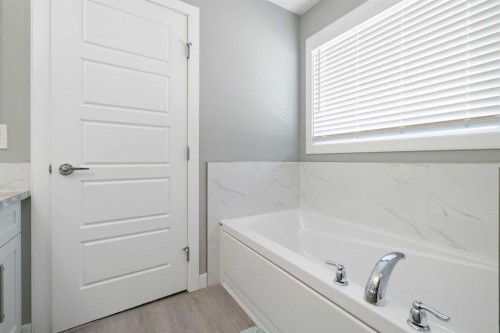 218 Willow Place, Cochrane, AB - Indoor Photo Showing Bathroom