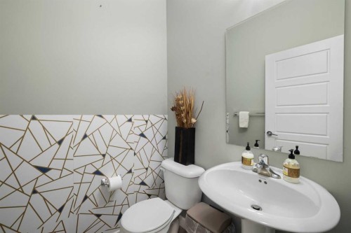 218 Willow Place, Cochrane, AB - Indoor Photo Showing Bathroom