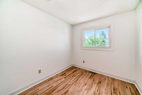 269 Edgepark Boulevard Nw, Calgary, AB - Indoor Photo Showing Other Room