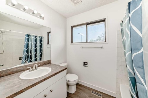 269 Edgepark Boulevard Nw, Calgary, AB - Indoor Photo Showing Bathroom