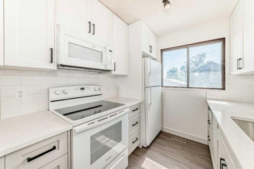 269 Edgepark Boulevard Nw, Calgary, AB - Indoor Photo Showing Kitchen