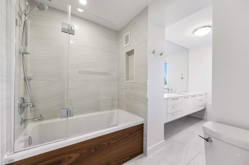 609-3204 Rideau Place Sw, Calgary, AB - Indoor Photo Showing Bathroom