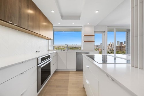 609-3204 Rideau Place Sw, Calgary, AB - Indoor Photo Showing Kitchen With Upgraded Kitchen
