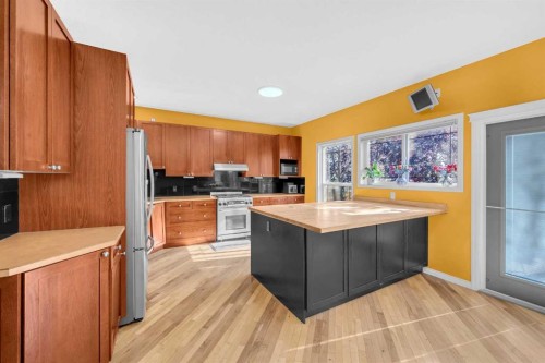 101 Springmere Road, Chestermere, AB - Indoor Photo Showing Kitchen
