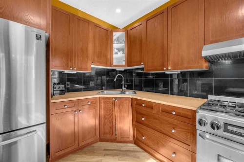 101 Springmere Road, Chestermere, AB - Indoor Photo Showing Kitchen With Double Sink
