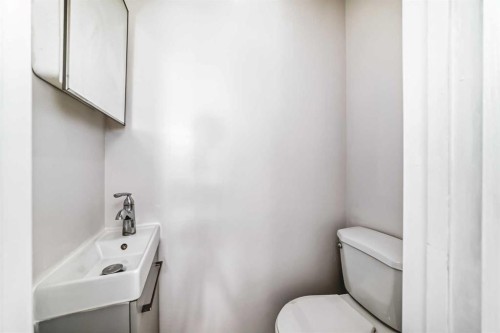 33 Martinridge Place Ne, Calgary, AB - Indoor Photo Showing Bathroom