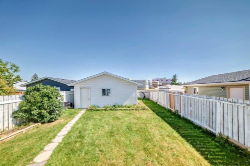 33 Martinridge Place Ne, Calgary, AB - Outdoor