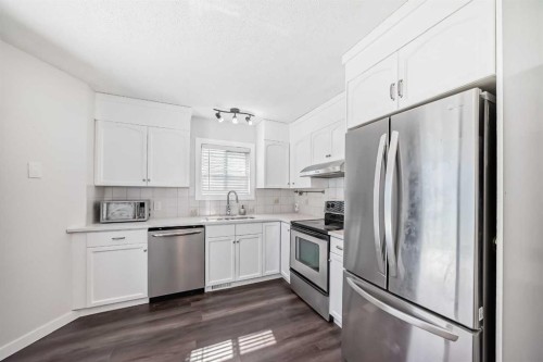 33 Martinridge Place Ne, Calgary, AB - Indoor Photo Showing Kitchen