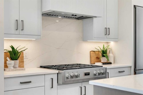 1130A Regent Crescent Ne, Calgary, AB - Indoor Photo Showing Kitchen With Upgraded Kitchen