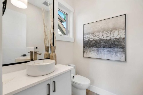 1130A Regent Crescent Ne, Calgary, AB - Indoor Photo Showing Bathroom