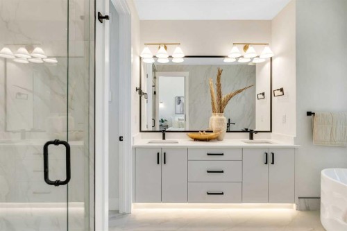 1130A Regent Crescent Ne, Calgary, AB - Indoor Photo Showing Bathroom