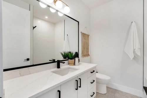 1130A Regent Crescent Ne, Calgary, AB - Indoor Photo Showing Bathroom