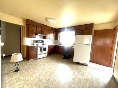 176 Huntchester Crescent Ne, Calgary, AB - Indoor Photo Showing Kitchen